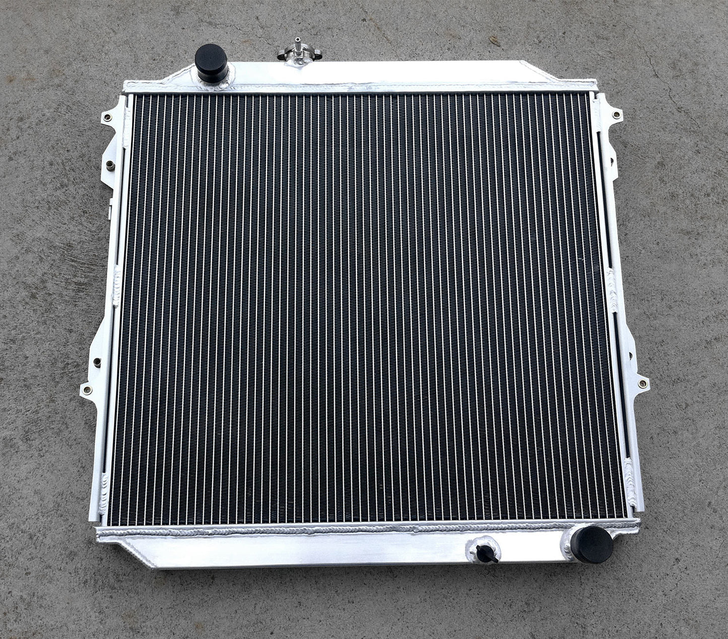 GPI Aluminum radiator for 1996-2002 TOYOTA Hilux Surf KZN185 3.0L Diesel MT 1996 1997 1998 1999 2000 2001 2002