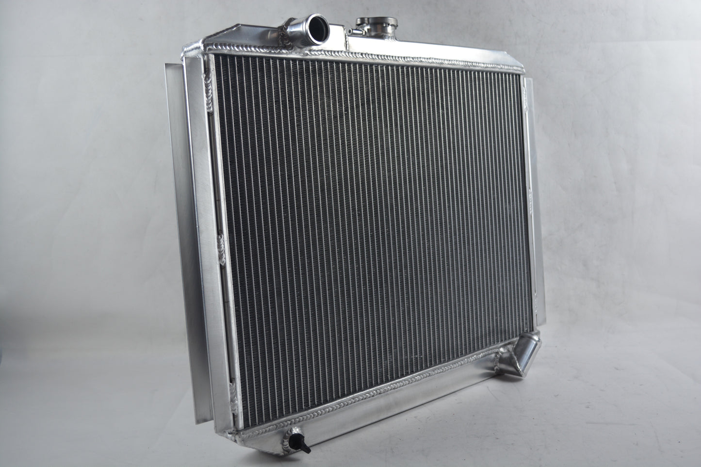 Aluminum Radiator for 1987-1991 Mitsubishi Pajero I L044G L049G 4D56T 2.5TD