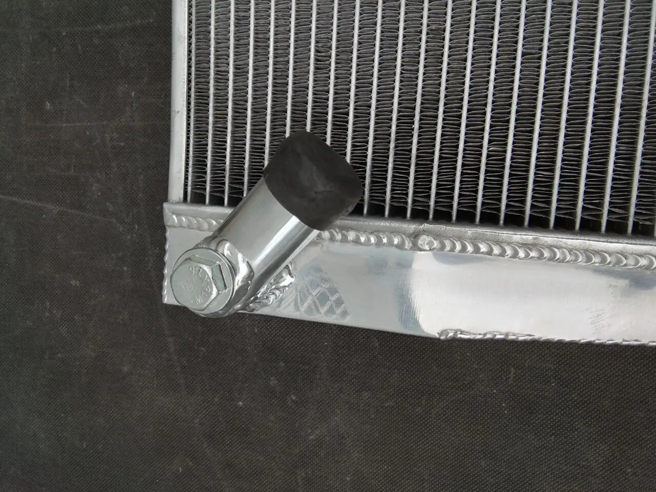 Aluminum Radiator For BMW E12 525/528/528I/530I;E24 628-635 CSI;2500-2800 M30