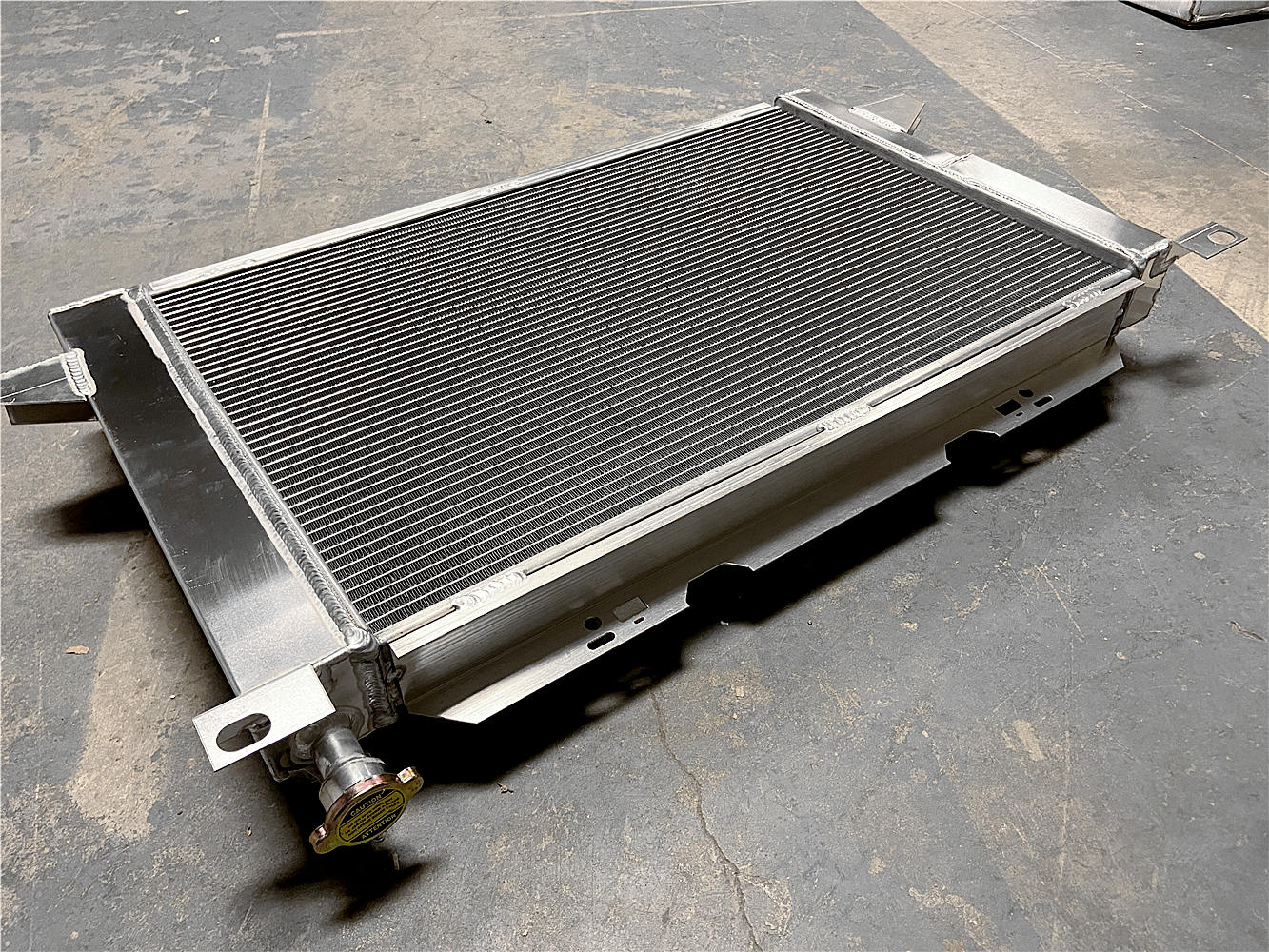 3 Row Aluminum Radiator For 1985-1996 FORD F-150 F-250 F-350 BRONCO 5.0/5.8/7.5L 1986 1987 1988 1989 1990 1991 1992