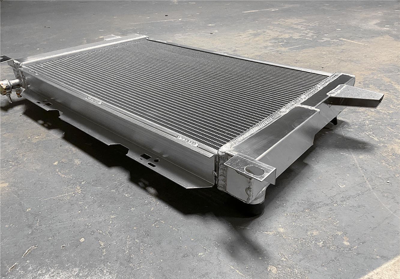 3 Row Aluminum Radiator For 1985-1996 FORD F-150 F-250 F-350 BRONCO 5.0/5.8/7.5L 1986 1987 1988 1989 1990 1991 1992