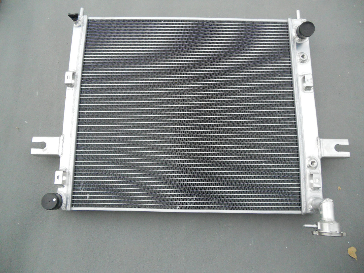 Aluminum radiator + Fan for JEEP GRAND CHEROKEE 4.0L L6 1999-2005 2000 01 02 03