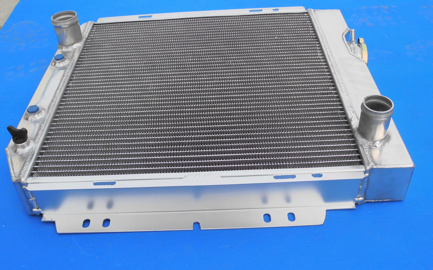 Aluminum Radiator For Ford Falcon Mustang Falcon Mercury Comet V8 conversion 60-65 61 62 63 64