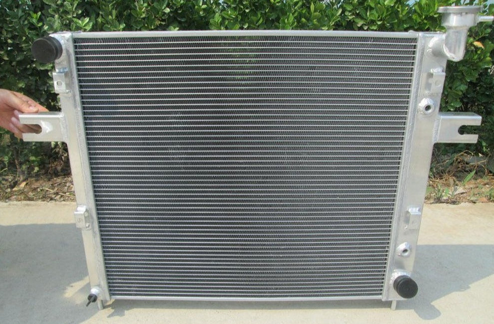 Aluminum radiator for JEEP GRAND CHEROKEE WJ/WG 4.7L V8 1999-2005 2000 + FAN - CHR Racing